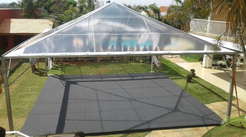 Tenda piramidal transparente com piso carpete cinza